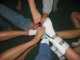 Nos pieds et l'attelle de Courtney